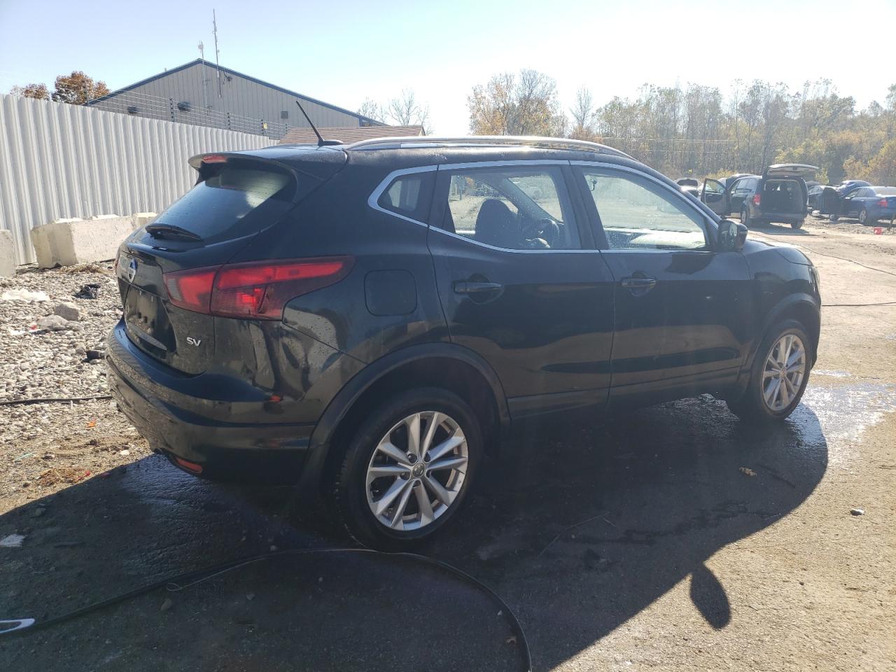 2017 Nissan Rogue - Image 3