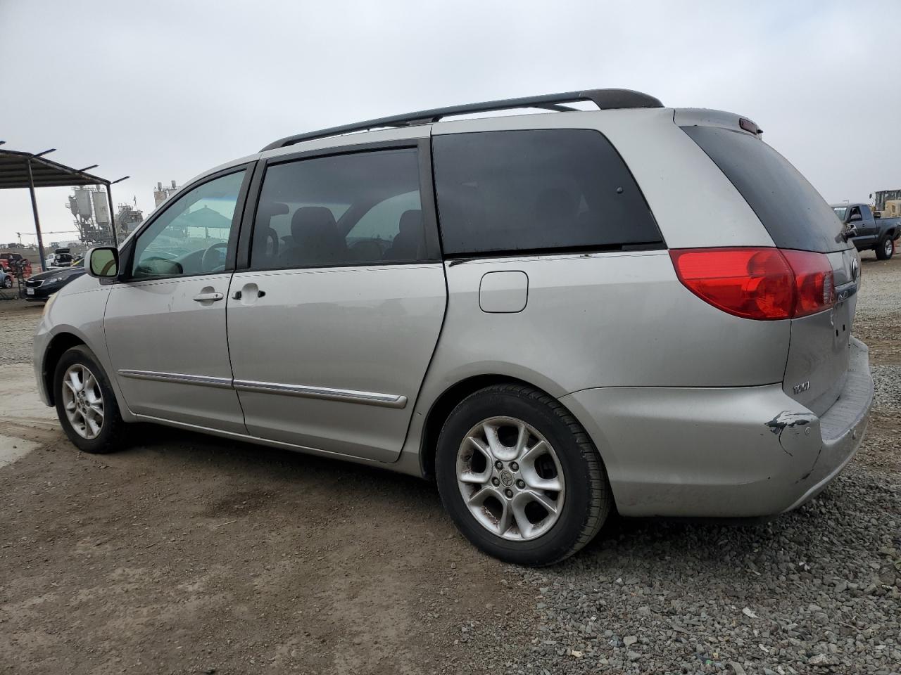 2006 Toyota Sienna - Image 2