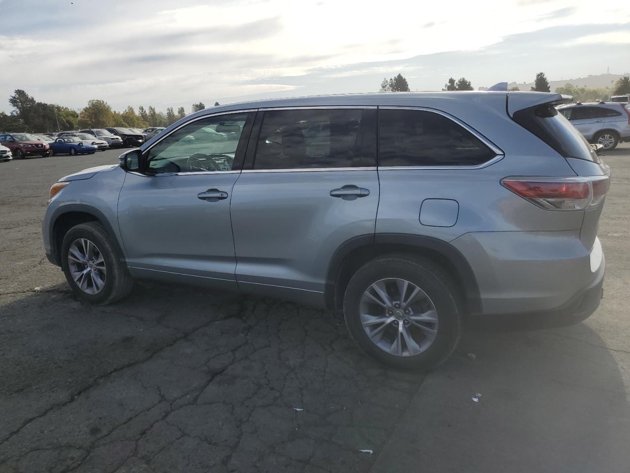 5TDZKRFH0FS043827 2015 TOYOTA HIGHLANDER - Image 2