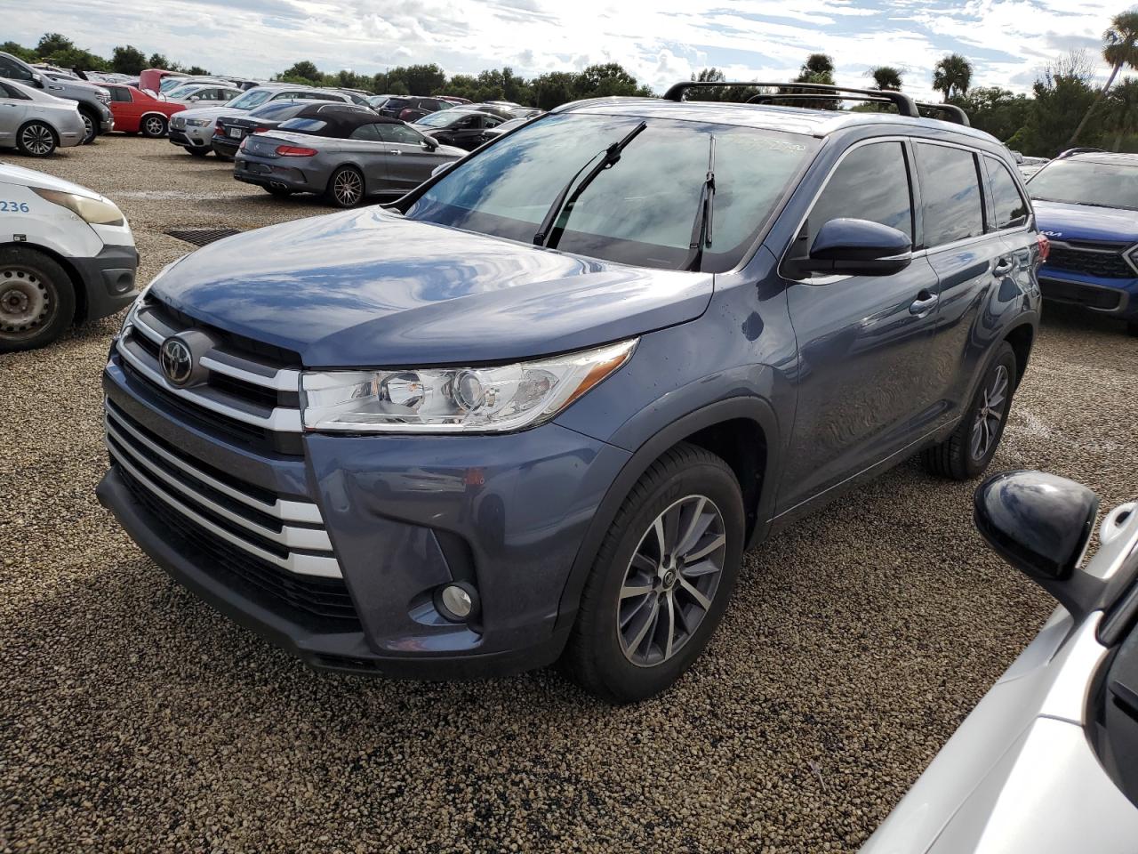 5TDKZRFH6JS239289 2018 TOYOTA HIGHLANDER - Image 1