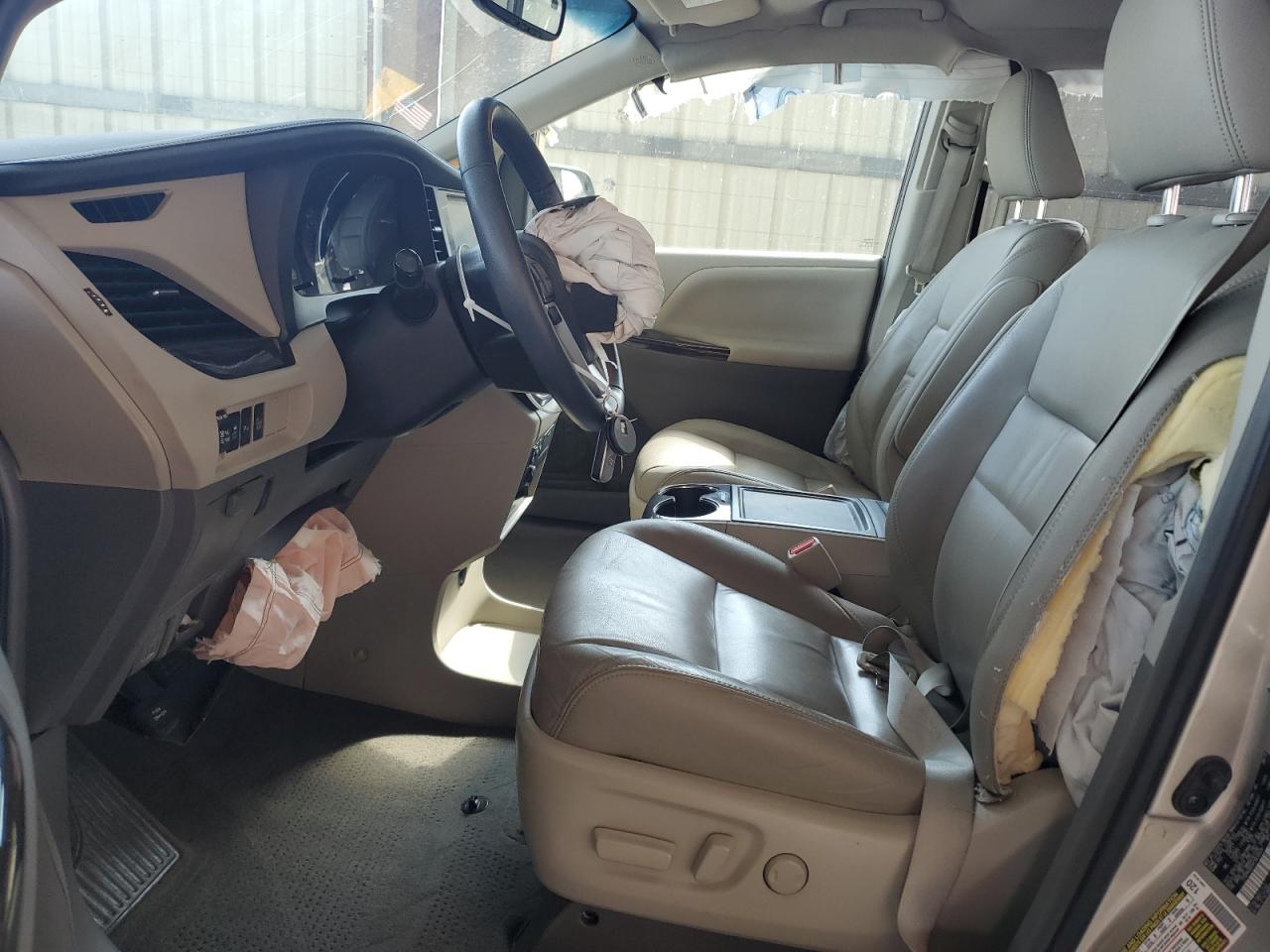 2015 Toyota Sienna - Image 7