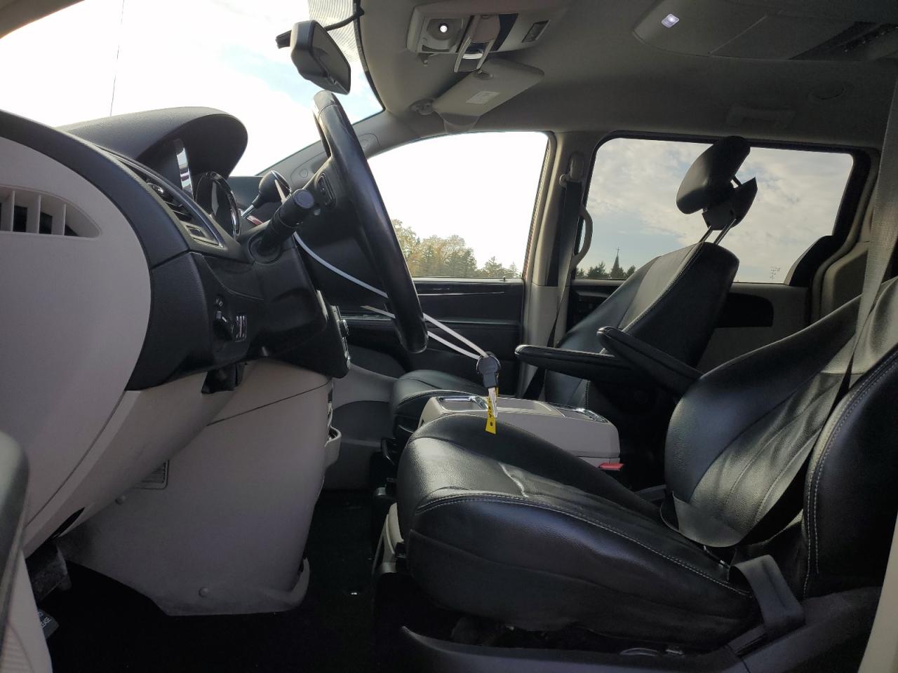 2013 Chrysler Town & Country - Image 7