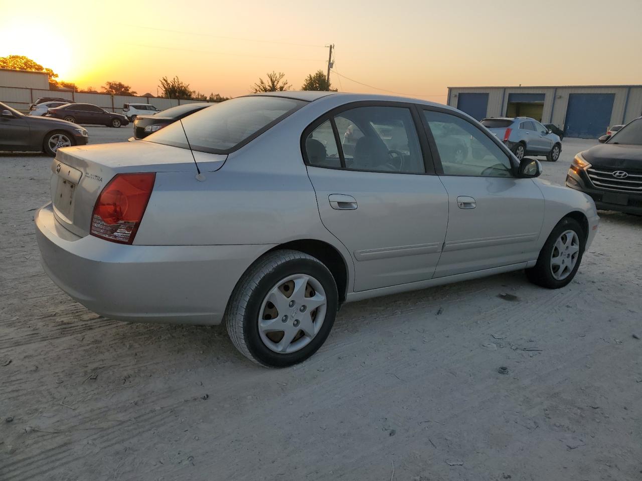 2004 Hyundai Elantra - Image 3