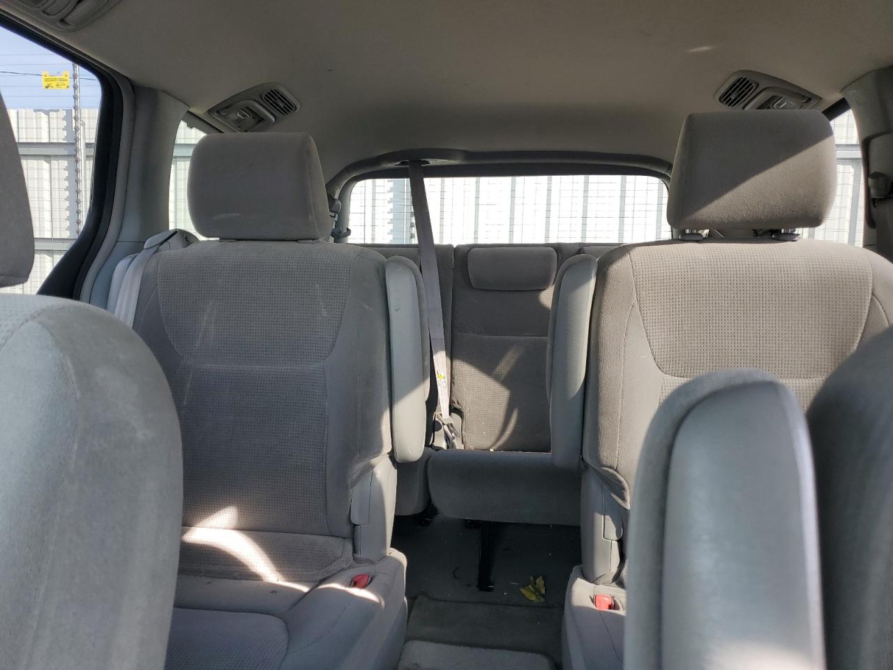 2004 Toyota Sienna - Image 10