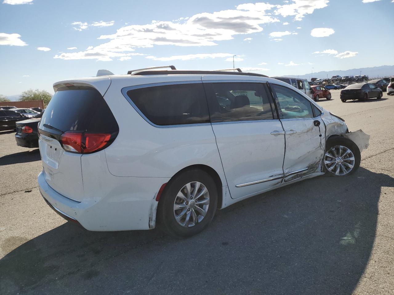 2017 Chrysler Pacifica - Image 3