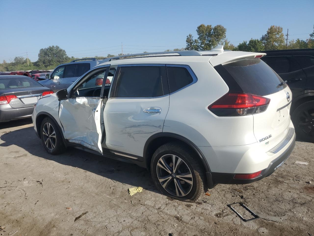 2017 Nissan Rogue - Image 2
