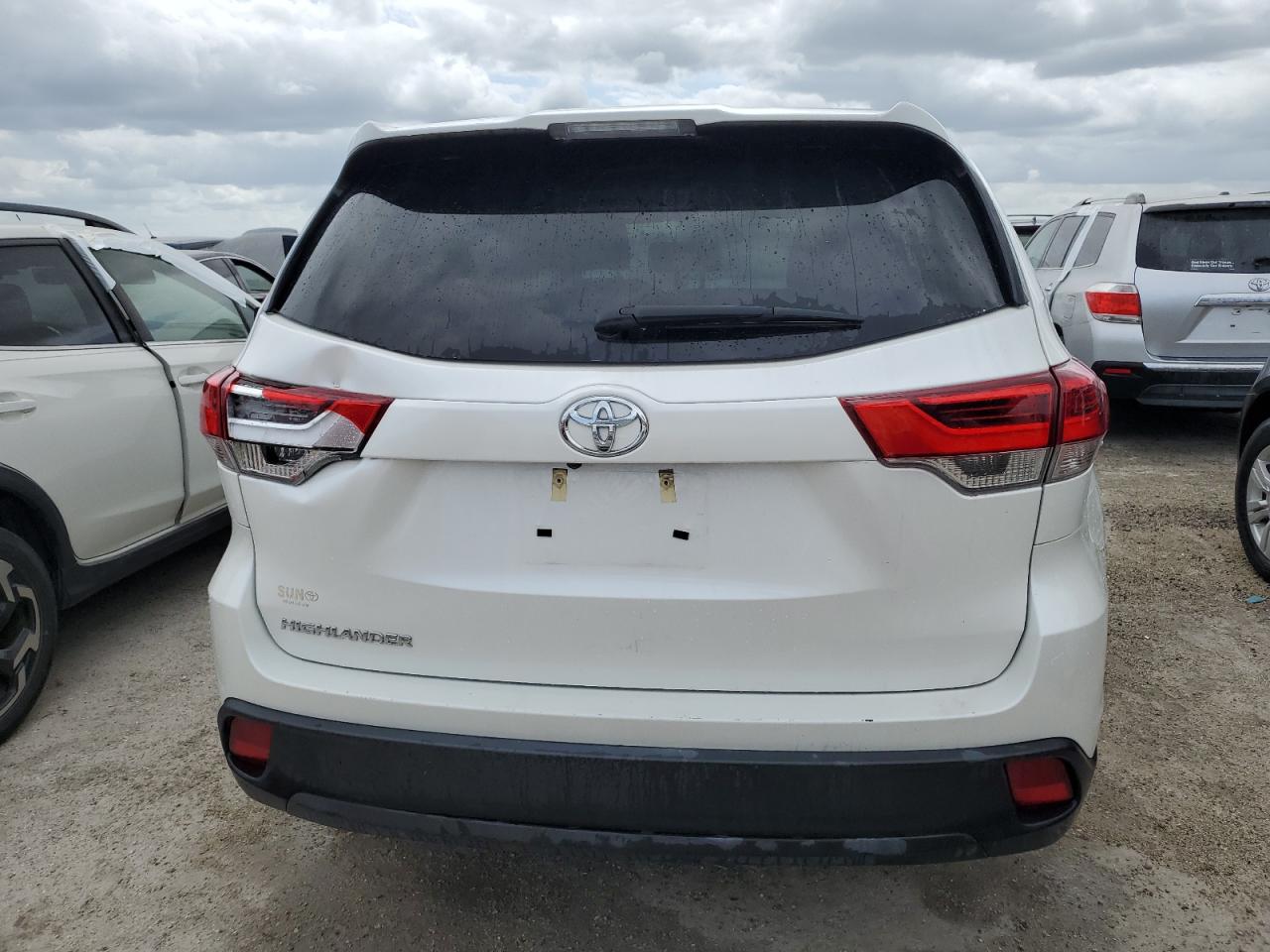 5TDZARFHXKS054282 2019 Toyota Highlander Le