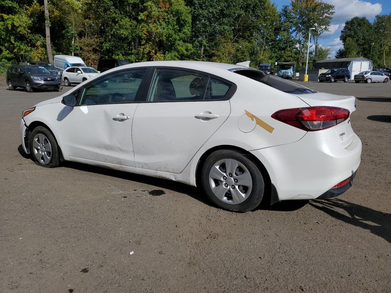 3KPFL4A75JE262335 2018 KIA FORTE - Image 2