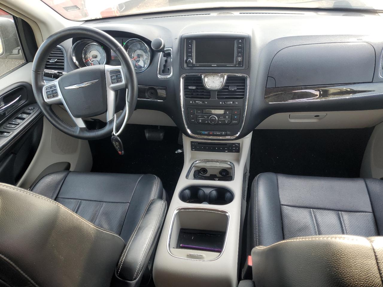 2013 Chrysler Town & Country - Image 8