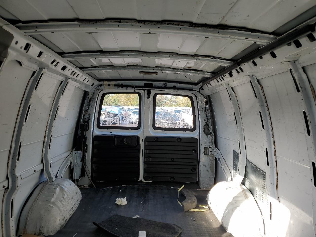 2006 Chevrolet Express - Image 10