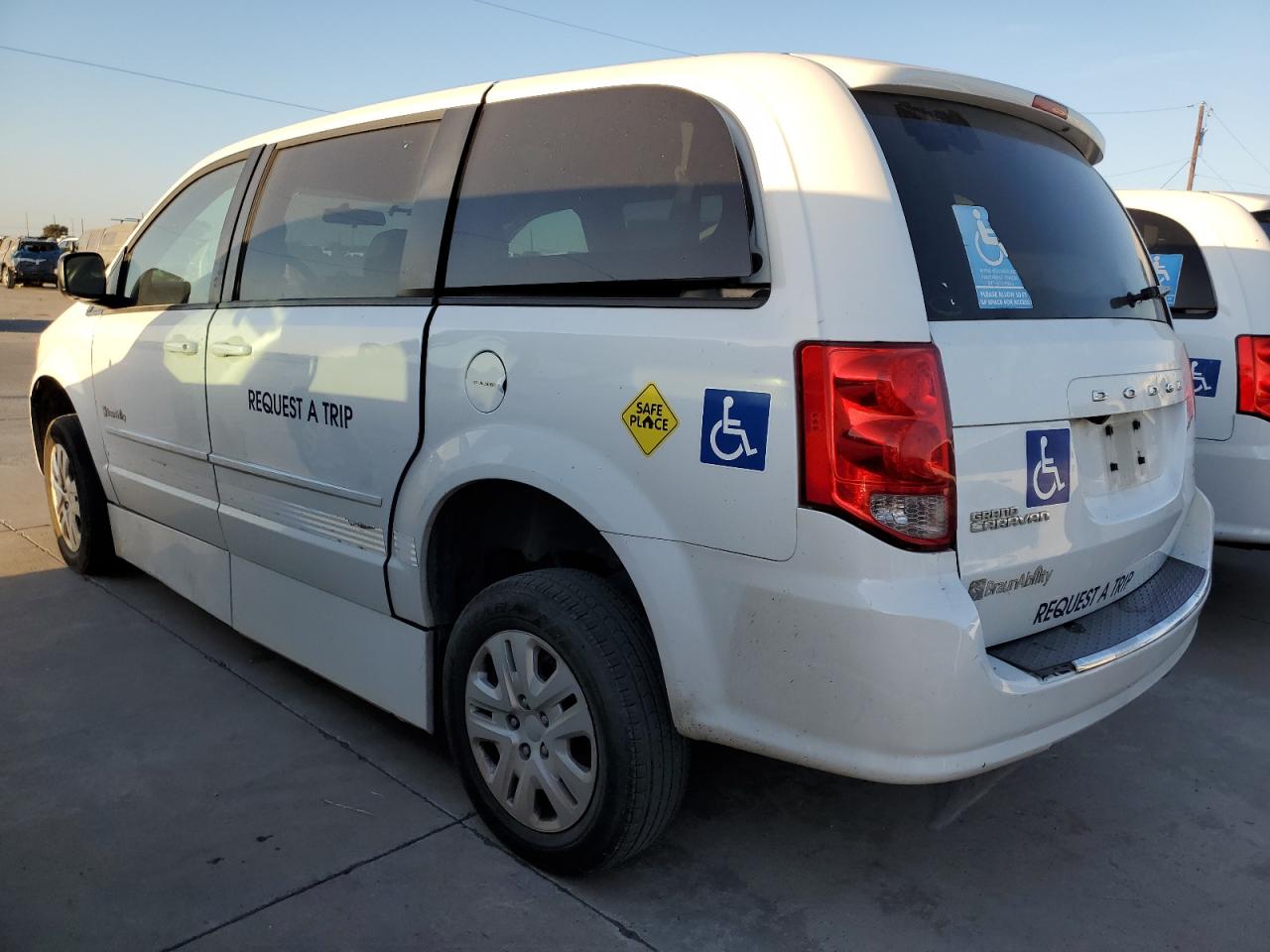 2017 Dodge Caravan - Image 2