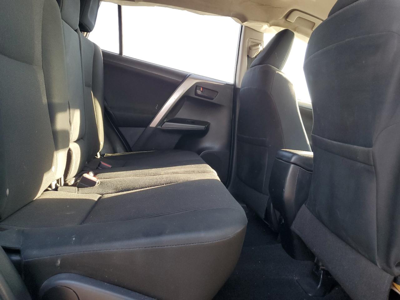 JTMZFREV2JJ208925 2018 Toyota Rav4 Le