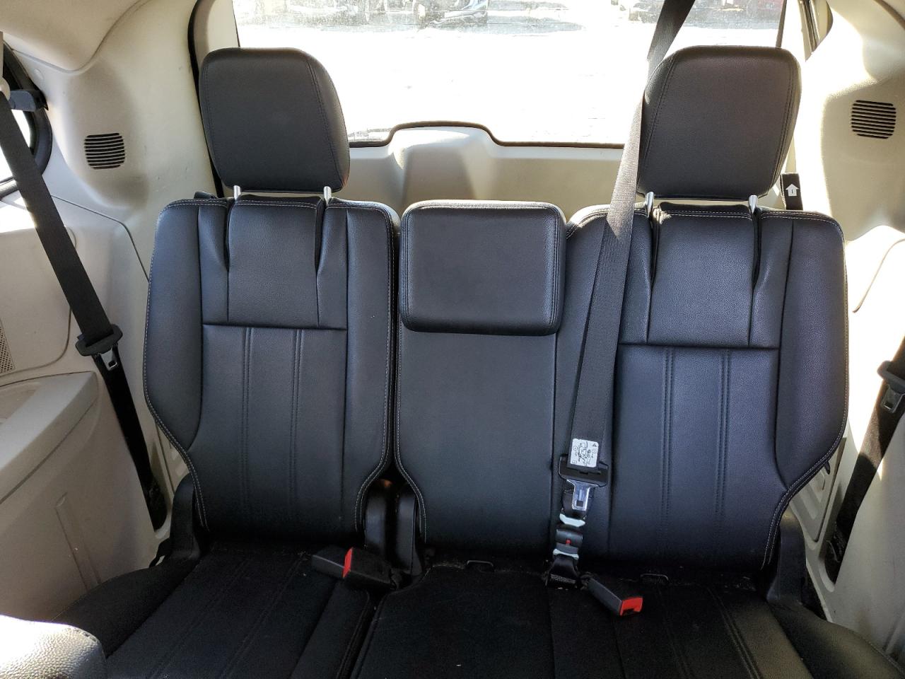 2014 Chrysler Town & Country - Image 10