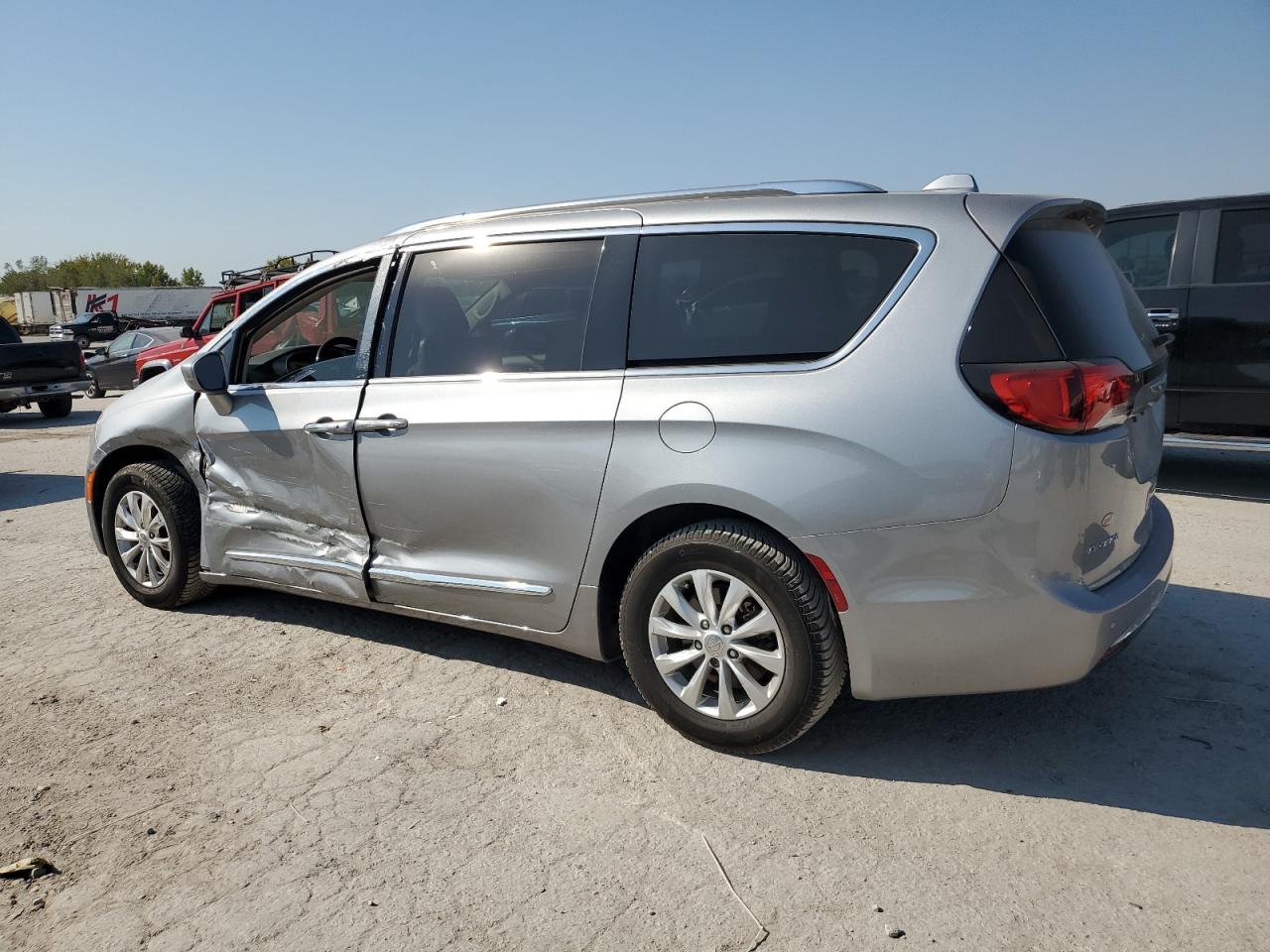 2019 Chrysler Pacifica - Image 2