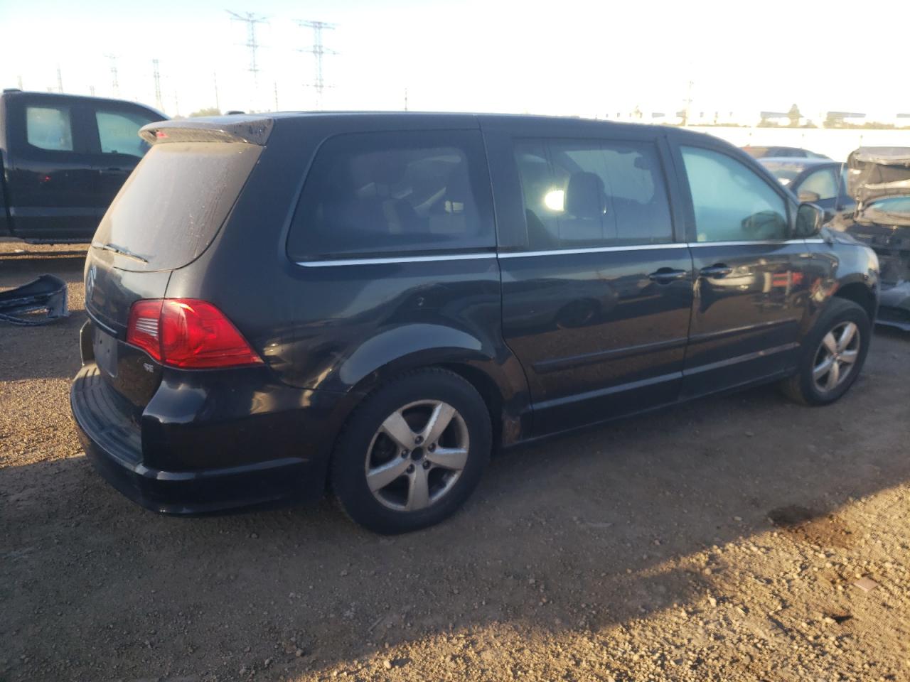 2009 Volkswagen Routan - Image 3