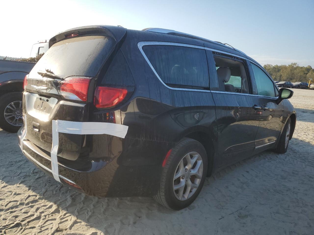 2017 Chrysler Pacifica - Image 3