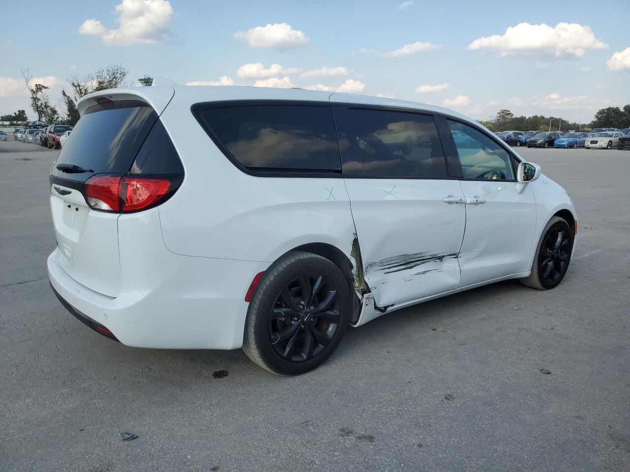 2020 Chrysler Pacifica - Image 3