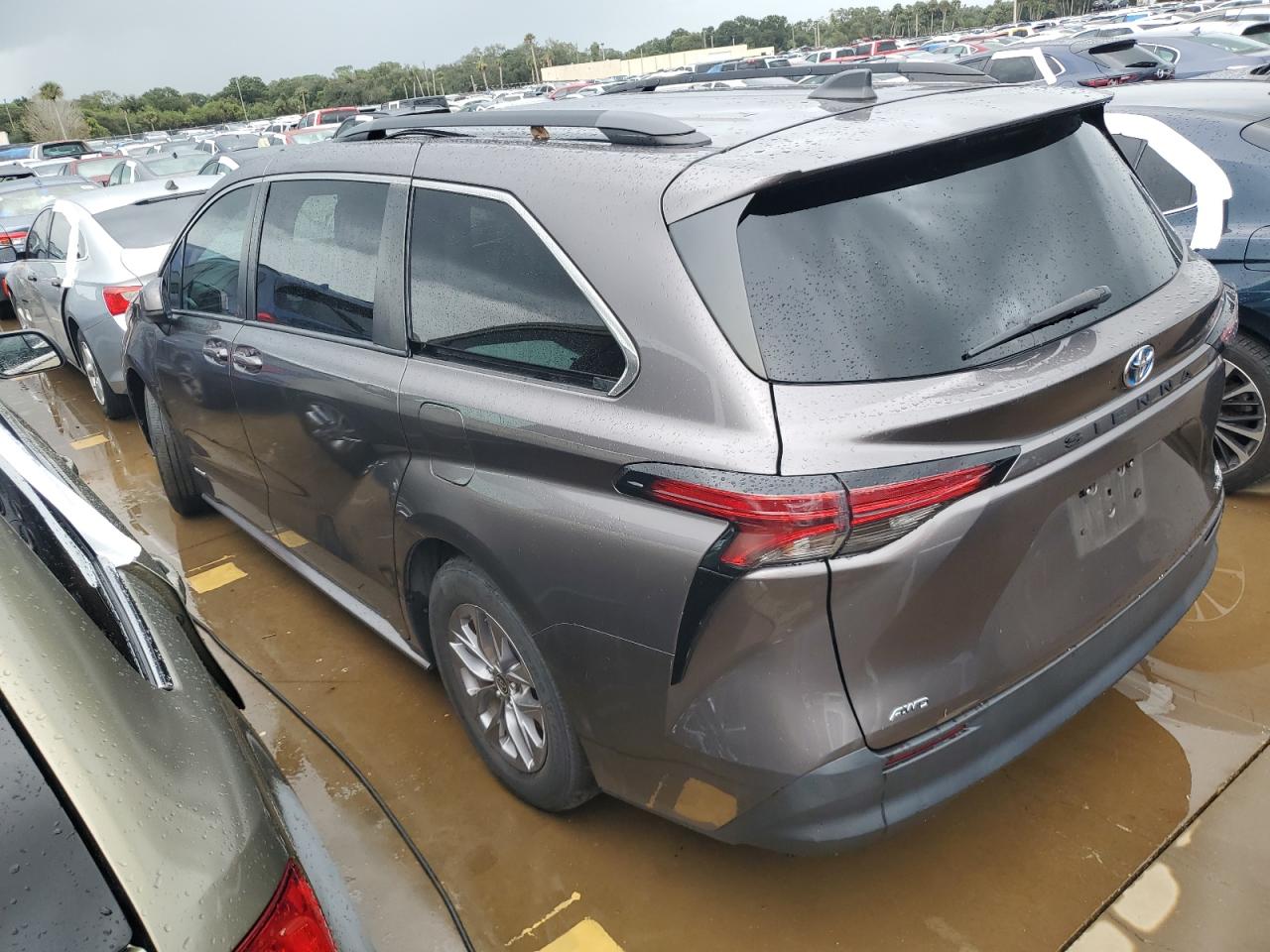2021 Toyota Sienna - Image 2