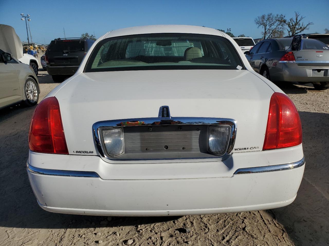 2010 Lincoln Town Car Signature Limited VIN: 2LNBL8CV1AX611269 Lot: 76739174