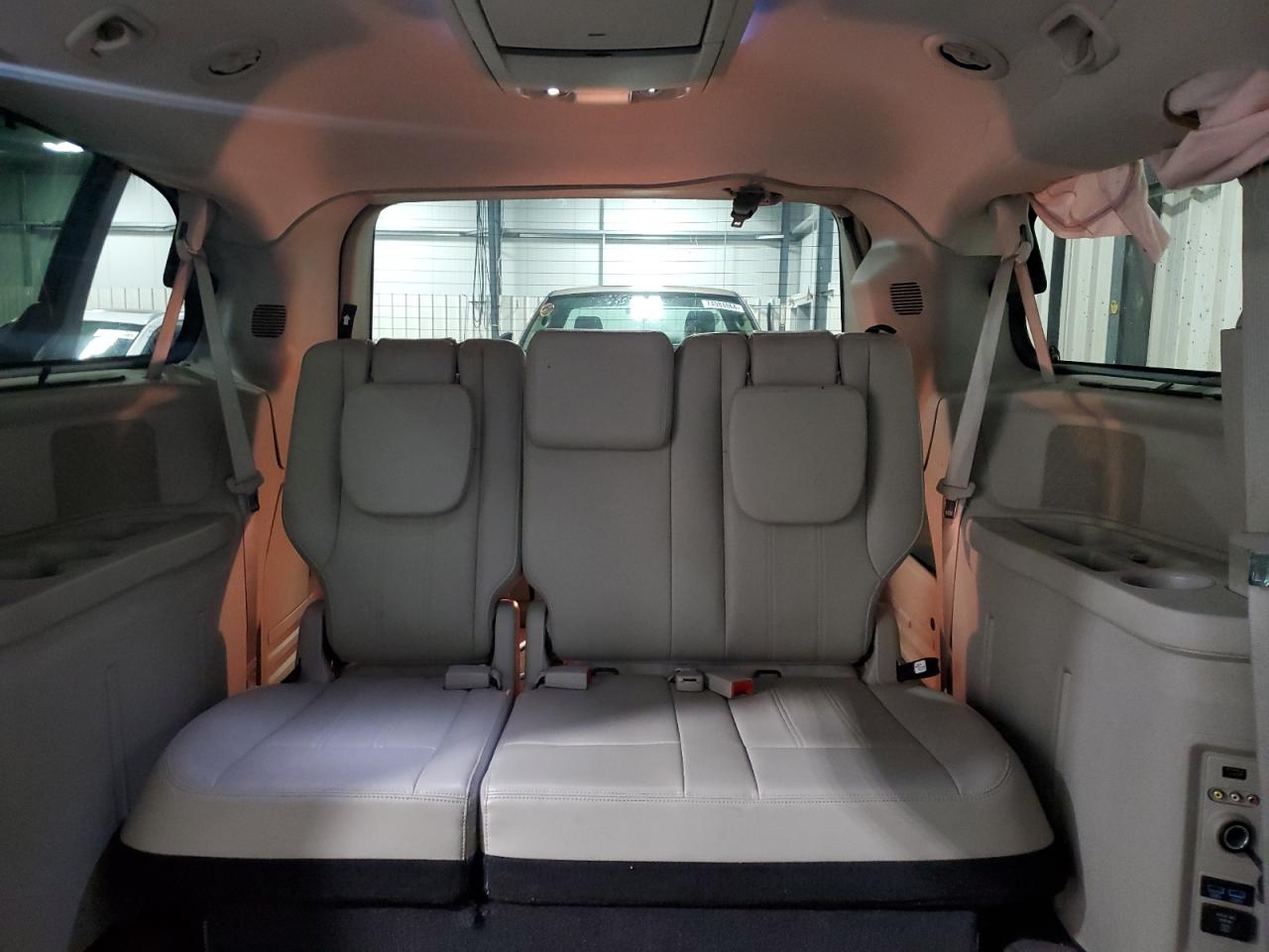 2014 Chrysler Town & Country - Image 10