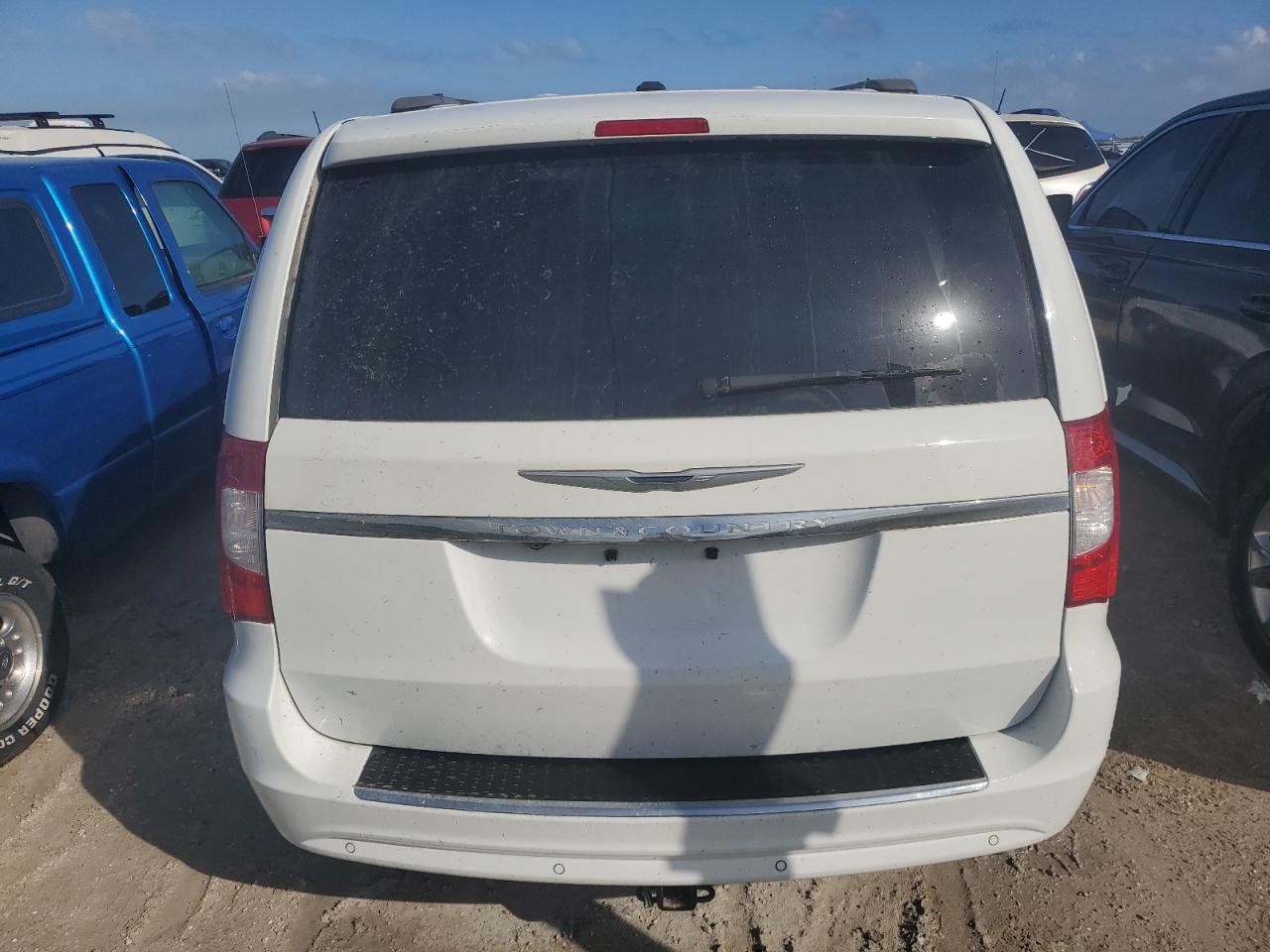 2014 Chrysler Town & Country - Image 6