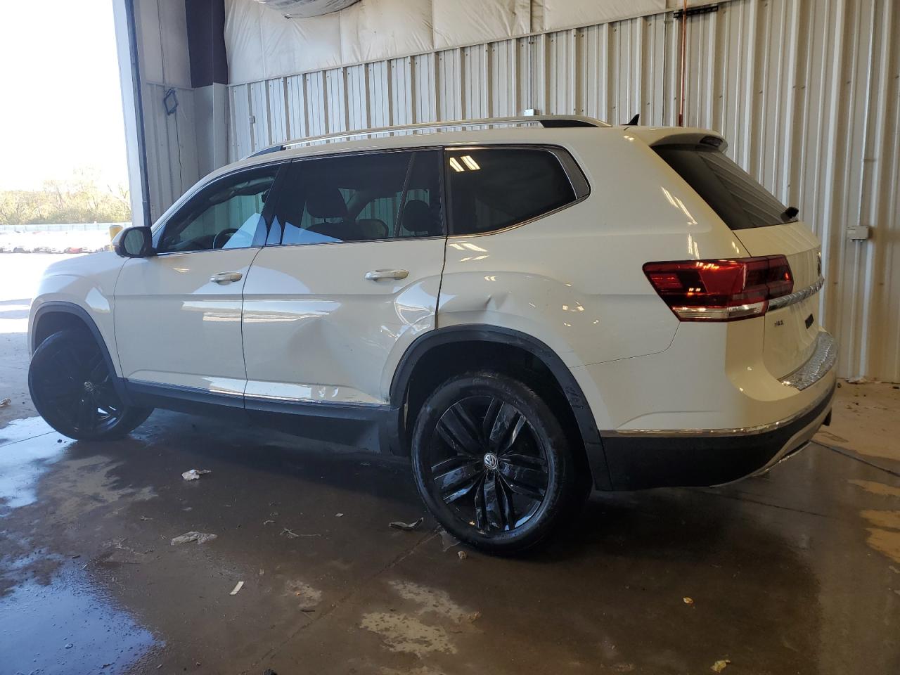 1V2NR2CA1JC570230 2018 VOLKSWAGEN ATLAS - Image 2