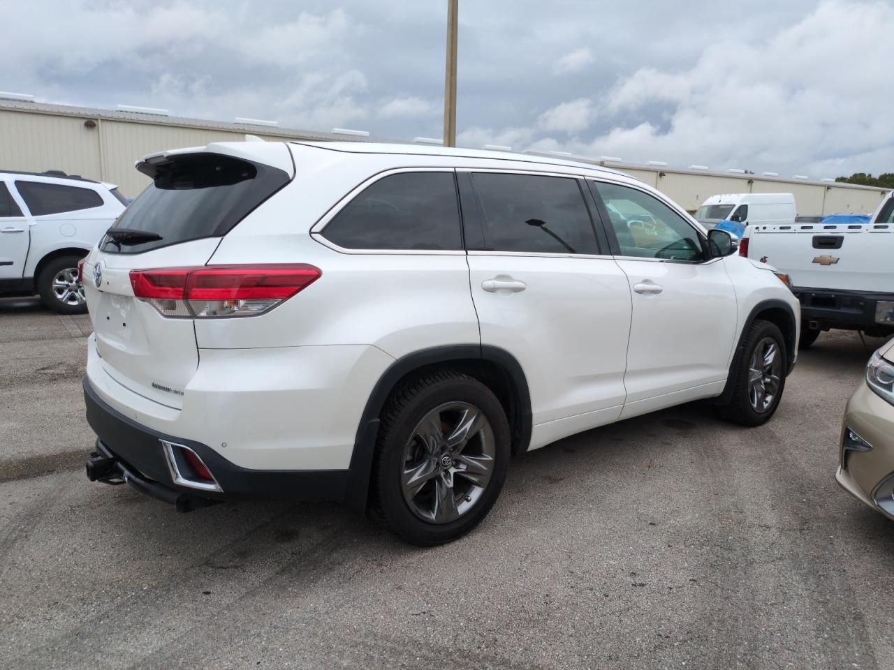 5TDDZRFH6HS418368 2017 Toyota Highlander Limited