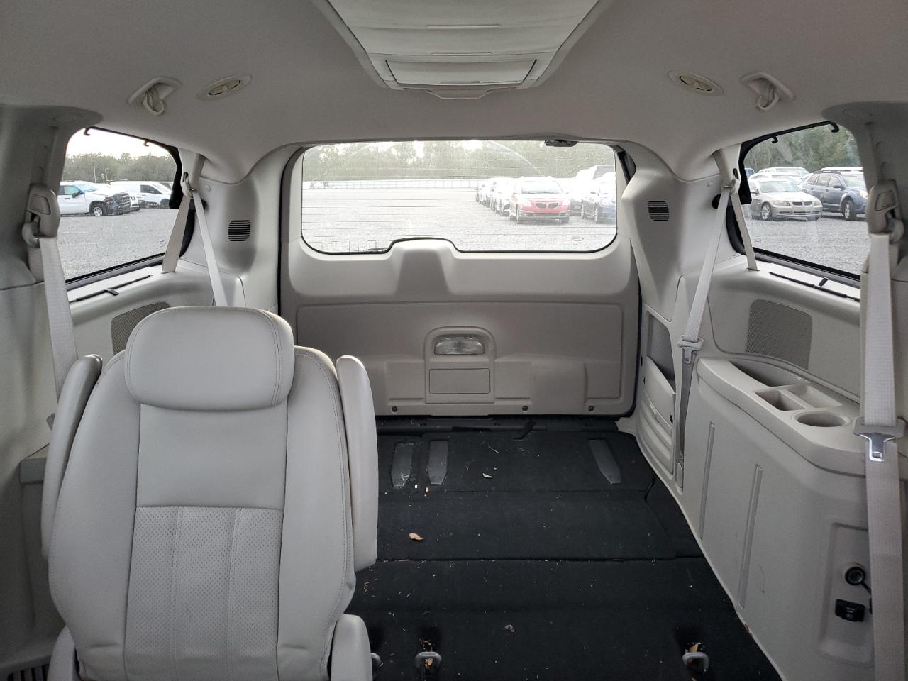 2010 Chrysler Town & Country - Image 10