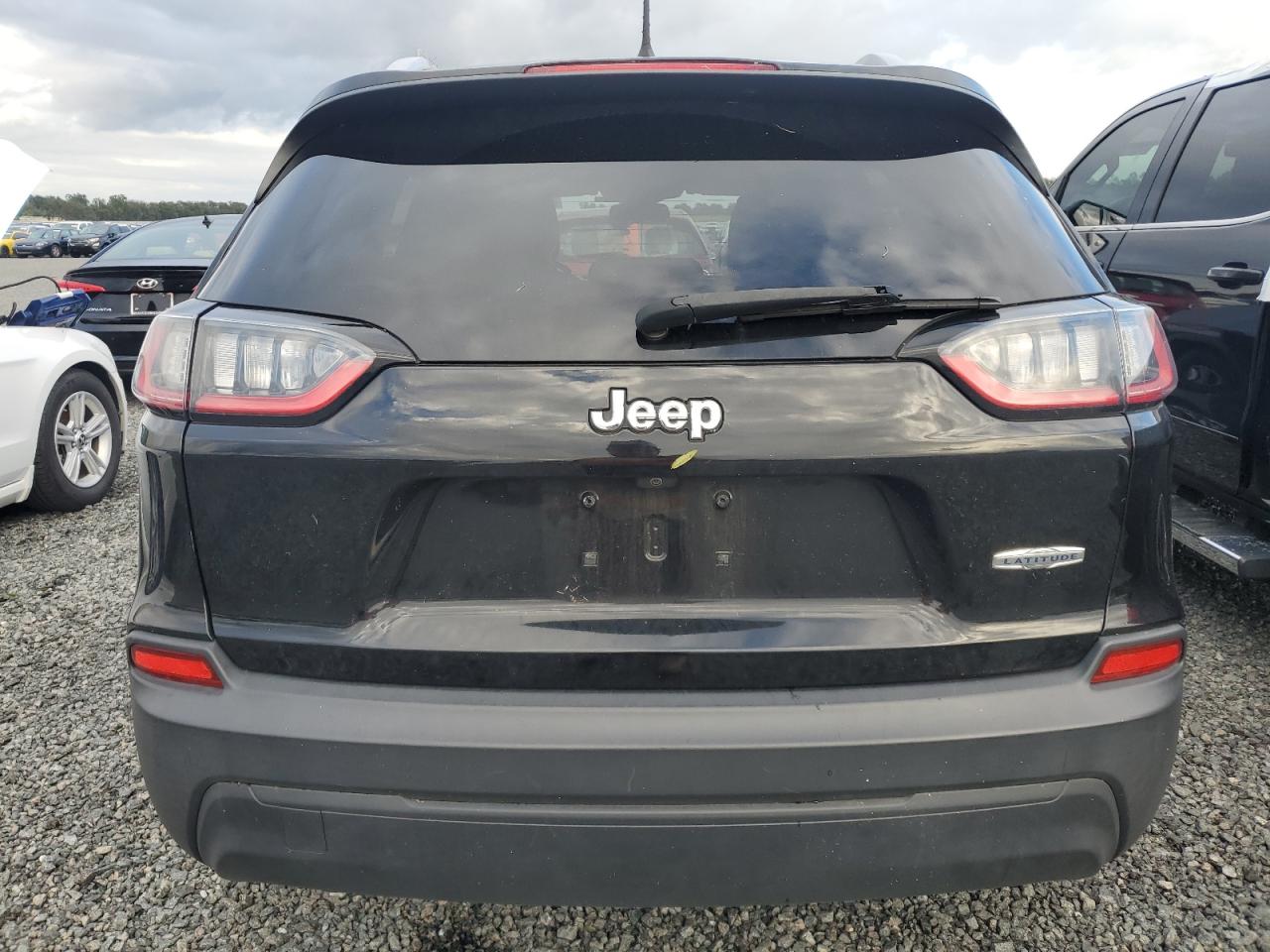 1C4PJLCB8KD275413 2019 Jeep Cherokee Latitude