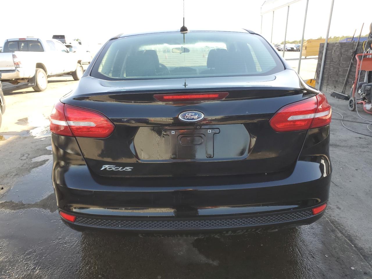 2018 Ford Focus S VIN: 1FADP3E27JL279039 Lot: 75664454