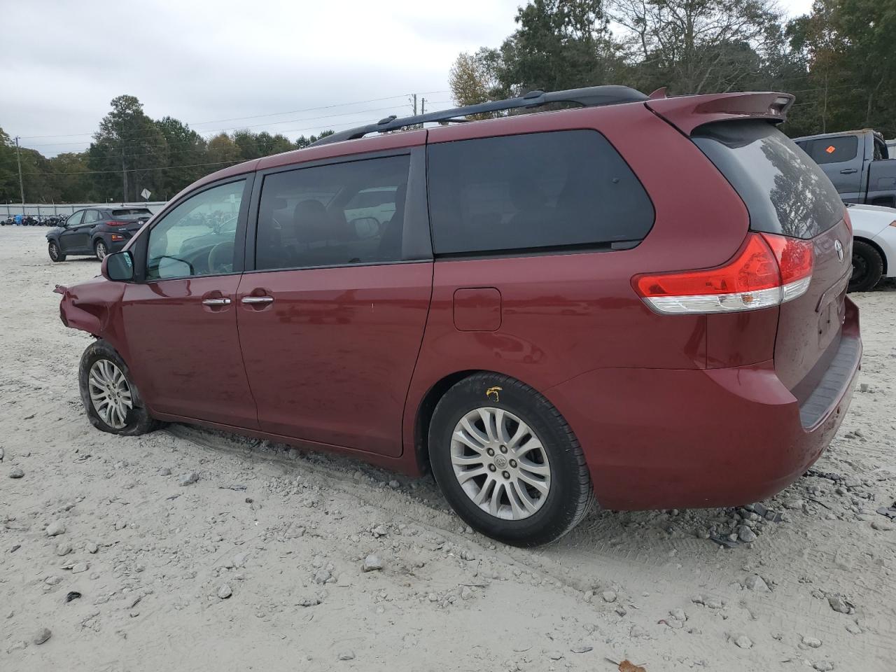 2014 Toyota Sienna - Image 2
