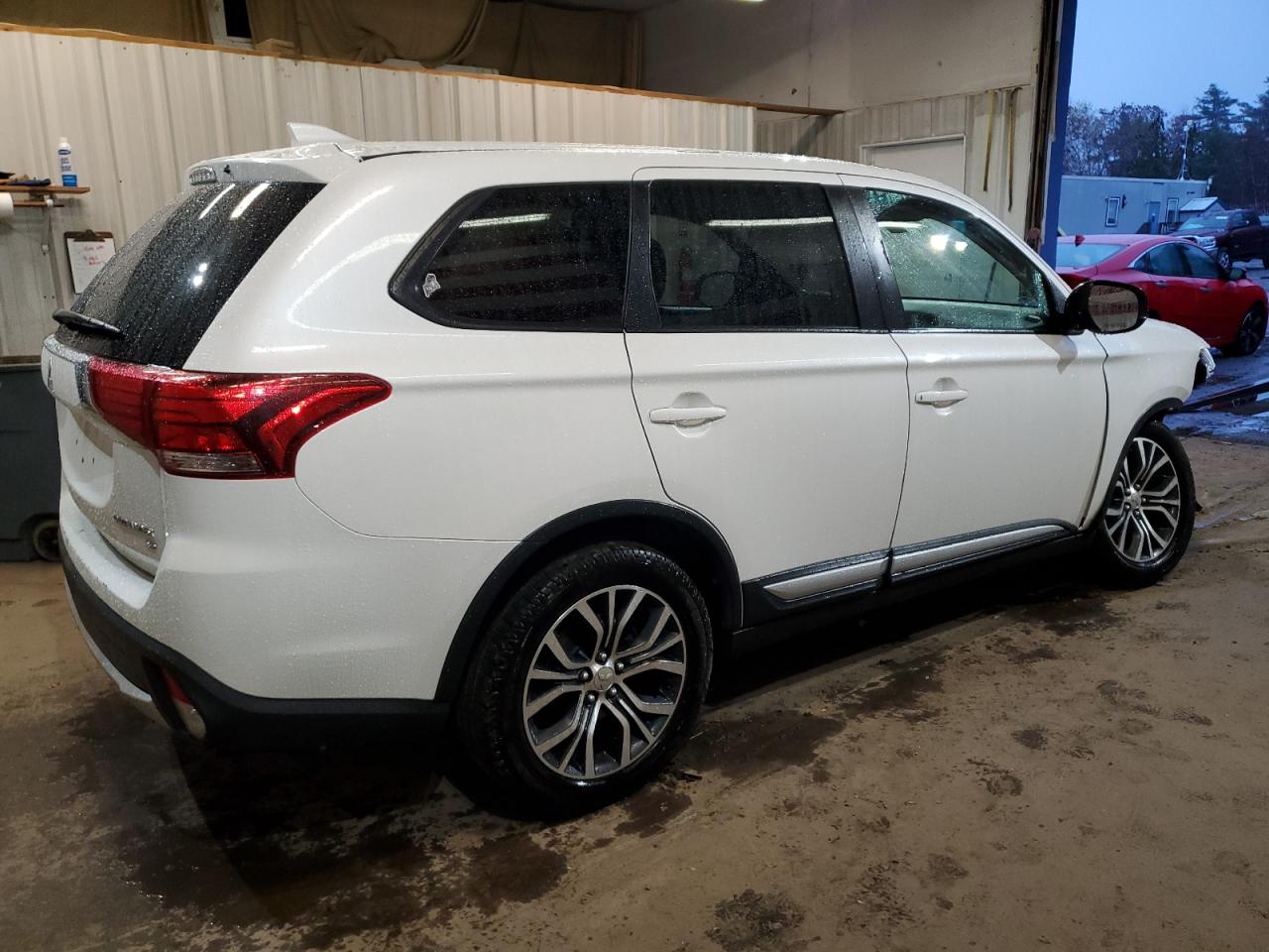 2018 Mitsubishi Outlander - Image 3