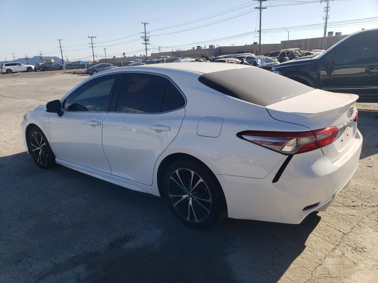 VIN 4T1B11HKXJU113445 2018 TOYOTA CAMRY no.2