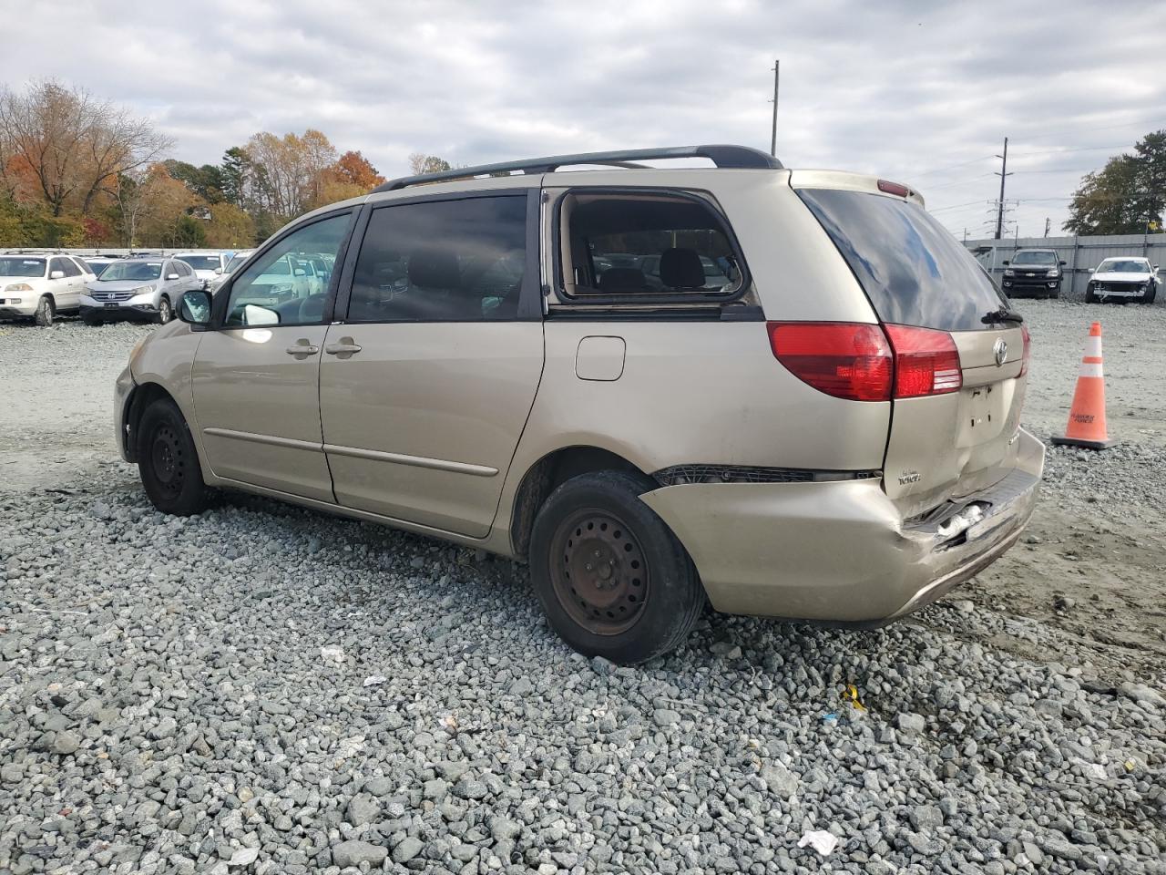 2004 Toyota Sienna - Image 2