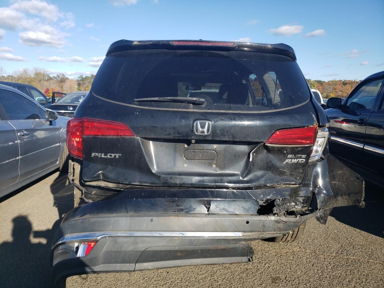 5FNYF6H00JB009356 2018 Honda Pilot Elite