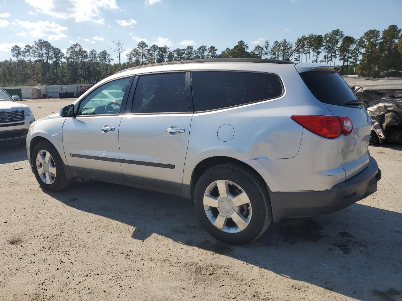 2010 Chevrolet Traverse - Image 2