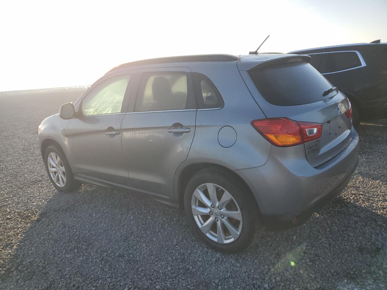2015 Mitsubishi Outlander - Image 2