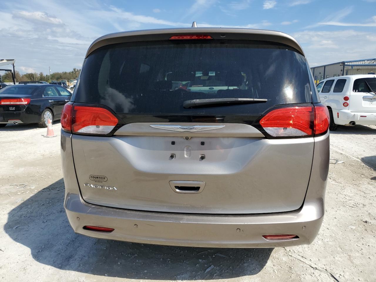 2017 Chrysler Pacifica - Image 6