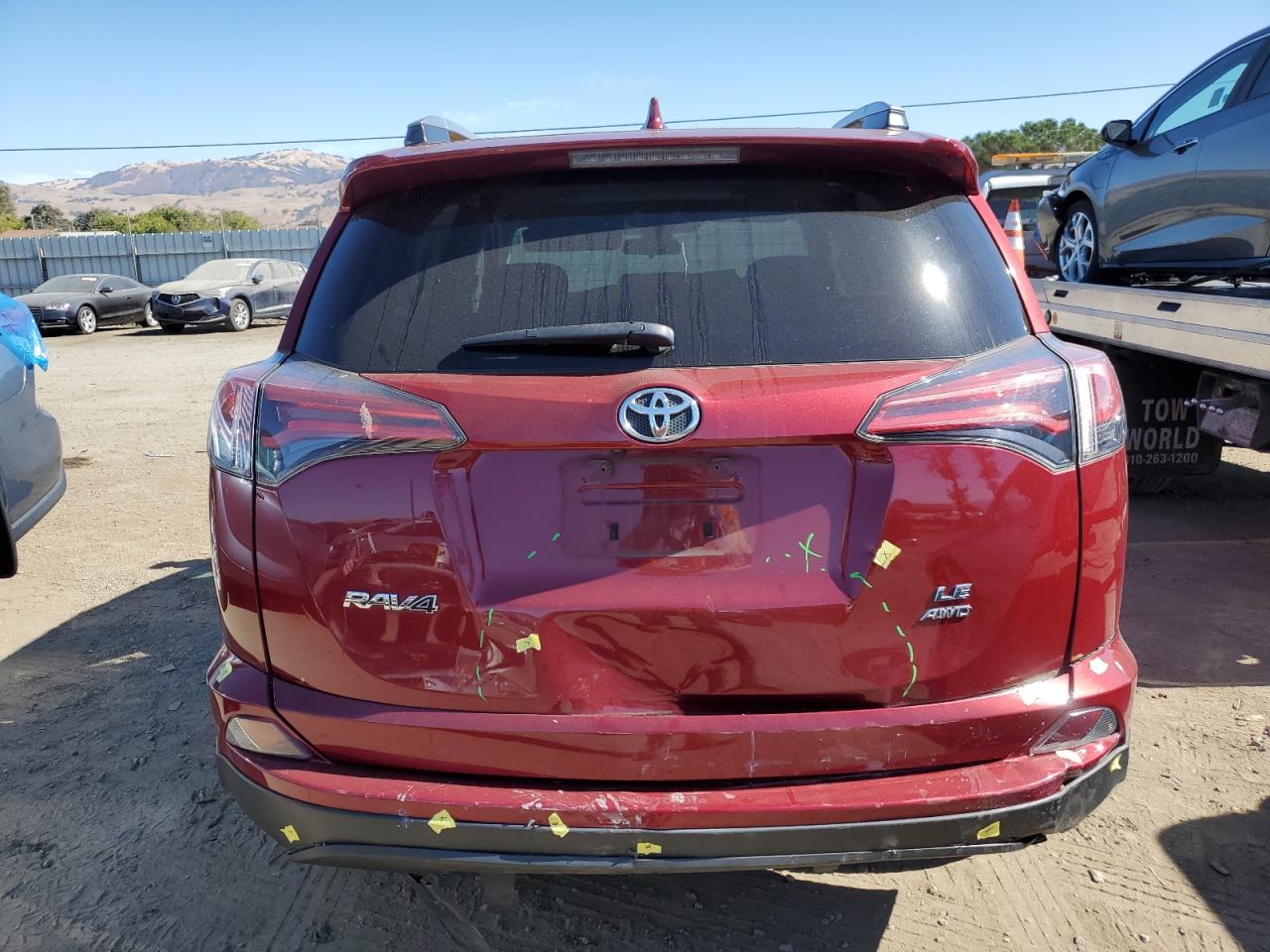 2T3BFREV6JW829569 2018 Toyota Rav4 Le