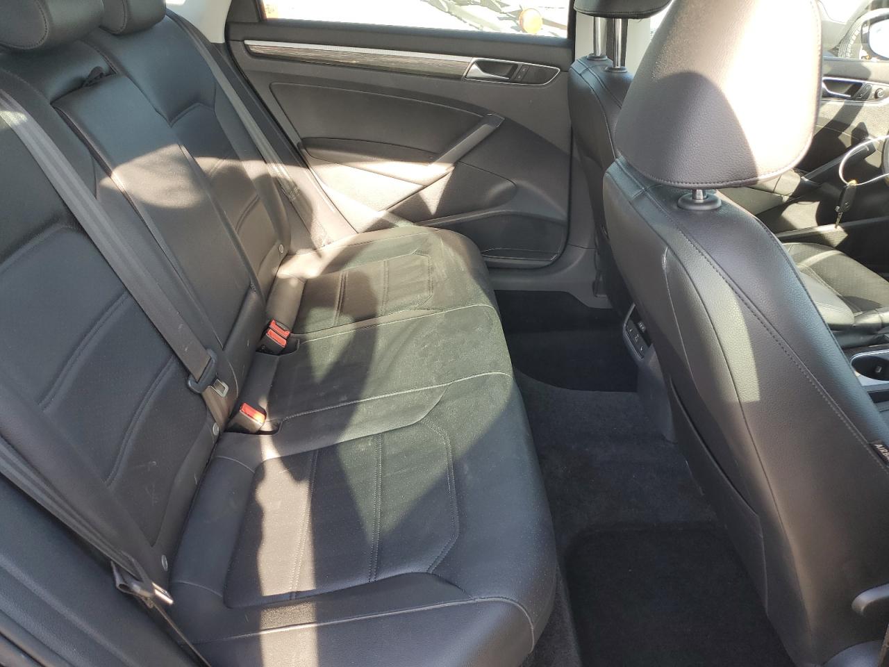 2017 Volkswagen Passat - Image 10