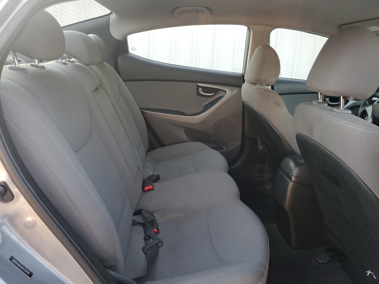 2016 Hyundai Elantra - Image 10