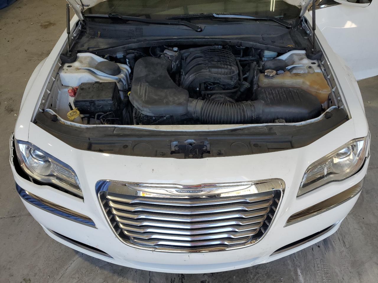 2014 Chrysler 300 - Image 11