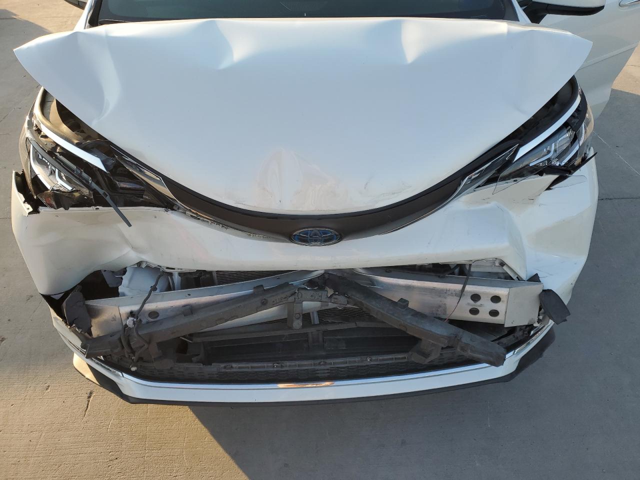 5TDYRKEC5MS044652 2021 Toyota Sienna Xle