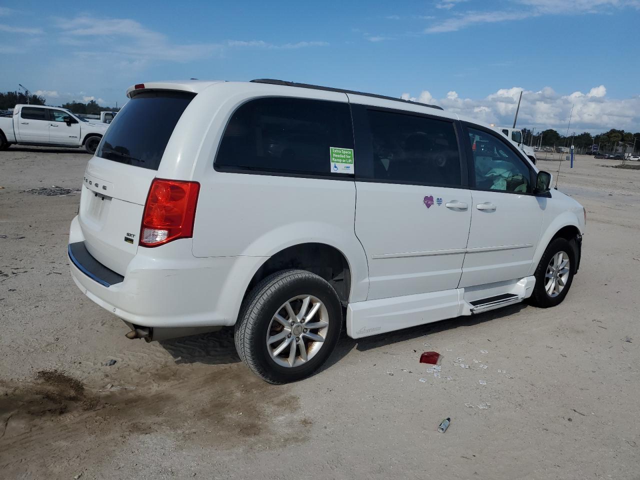 2016 Dodge Caravan - Image 3