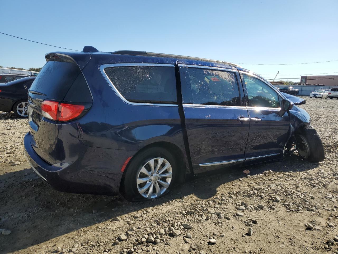 2017 Chrysler Pacifica - Image 3