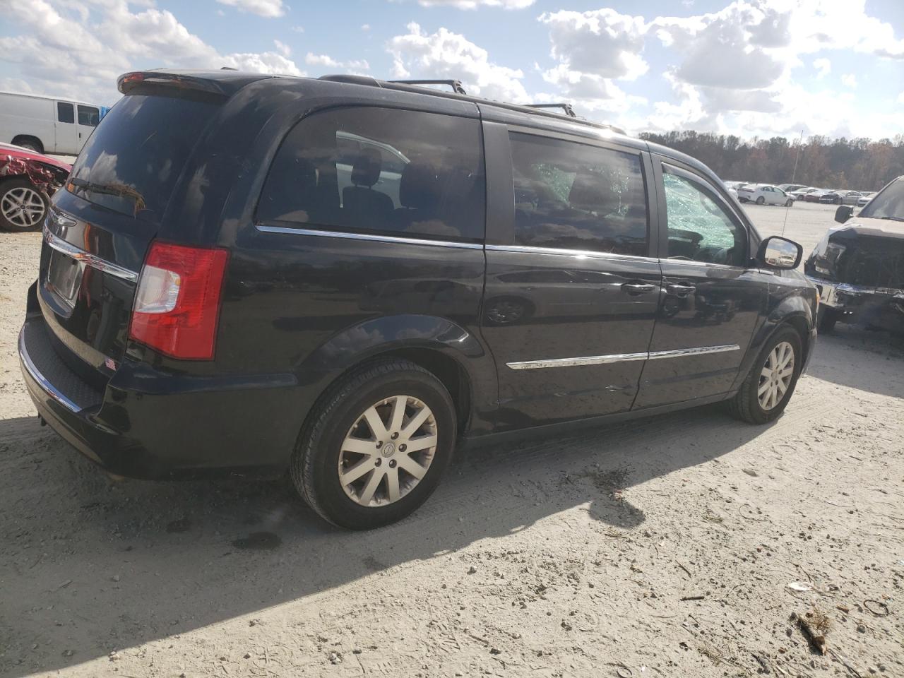 2016 Chrysler Town & Country - Image 3