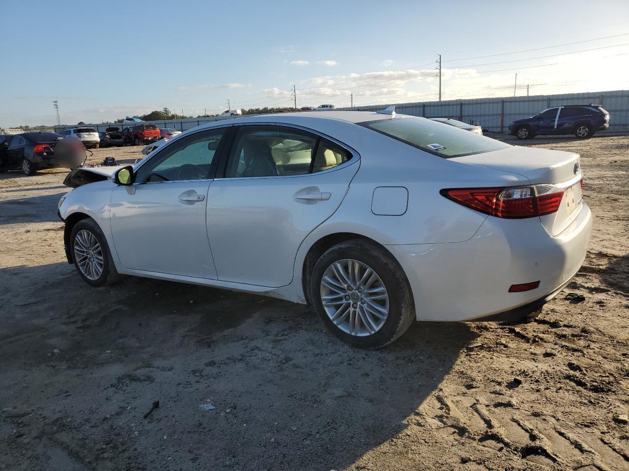 2014 Lexus ES - Image 2