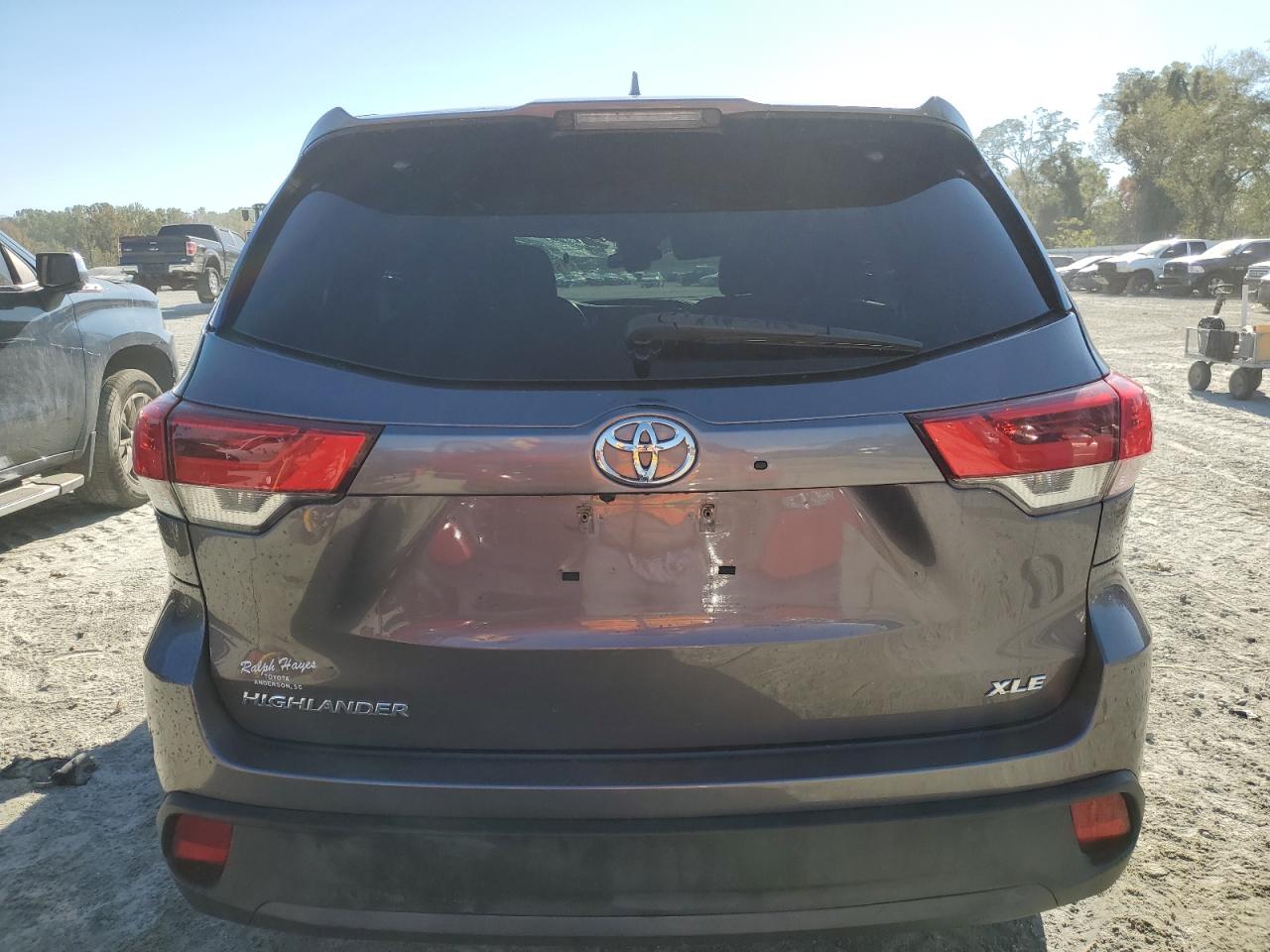 5TDKZRFH7KS558704 2019 Toyota Highlander Se