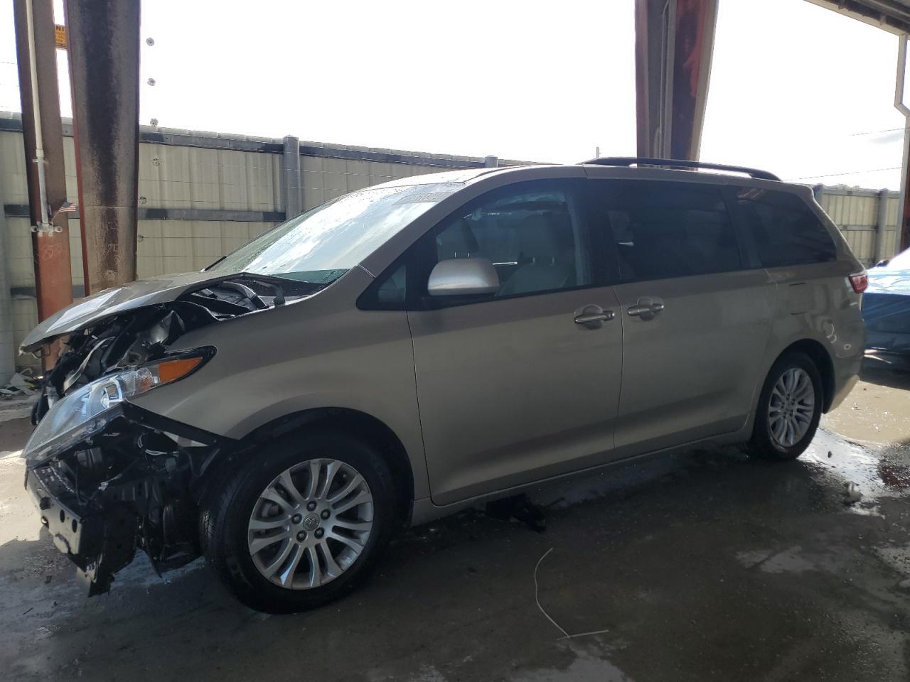 2015 Toyota Sienna - Image 1