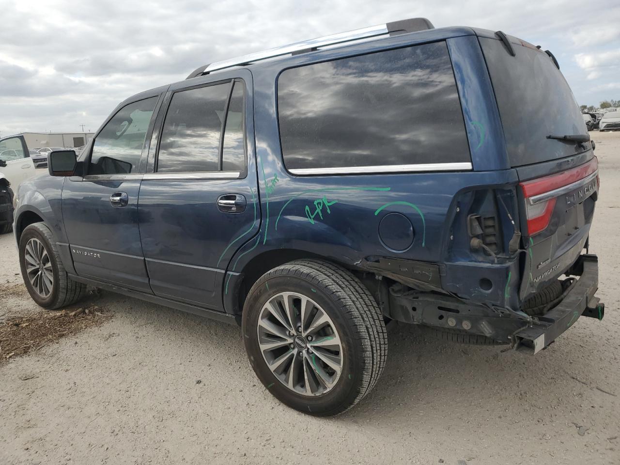 2017 Lincoln Navigator - Image 2